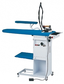 Консольный гладильный стол Bieffe BF084E с подогревом рабочей поверхности, вакуумом и встроенным парогенератором на 3,5 литра.